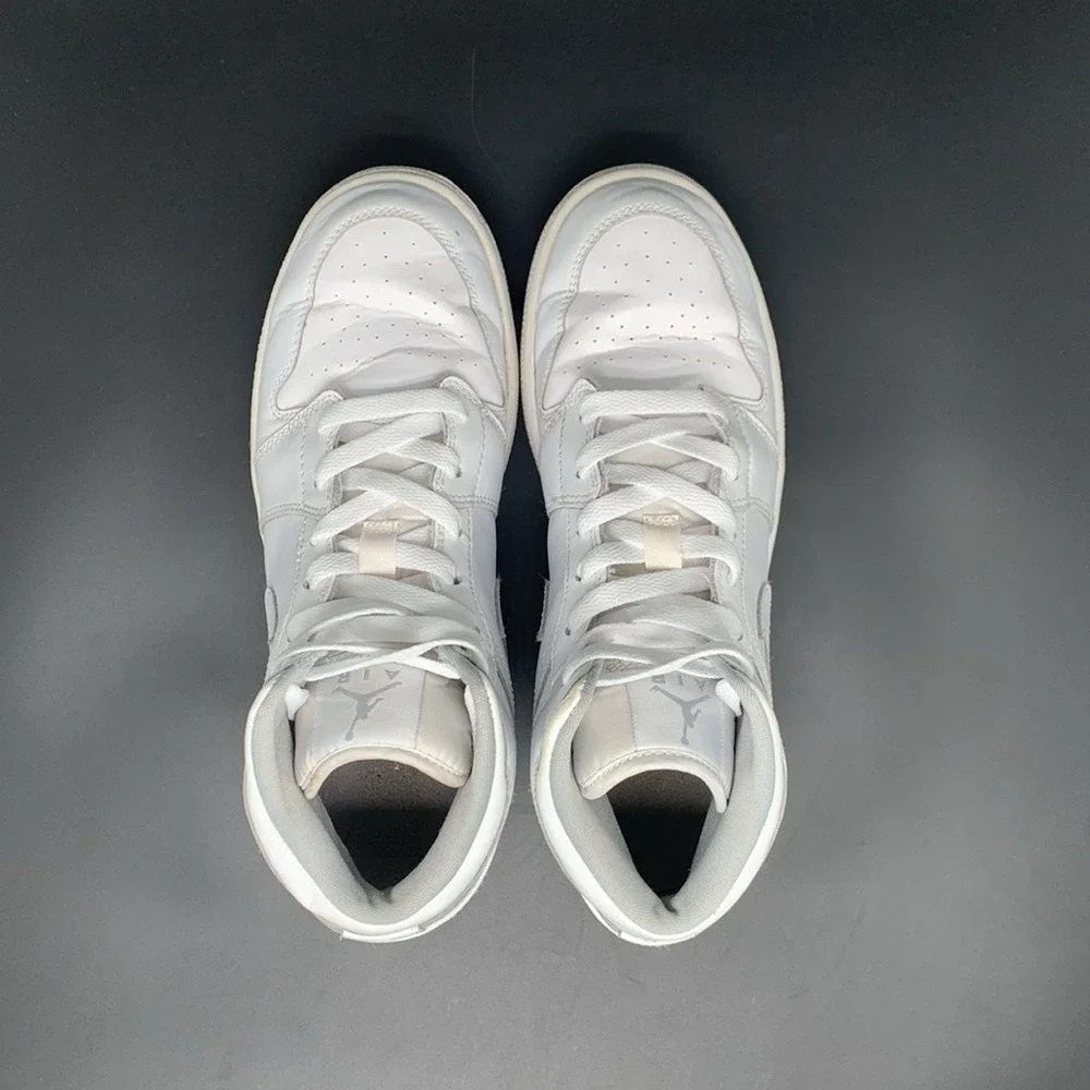 Jordan 1 Mid White Wolf Grey 554725-112 Men's‎ Sz 7 Women's Sz 8.5